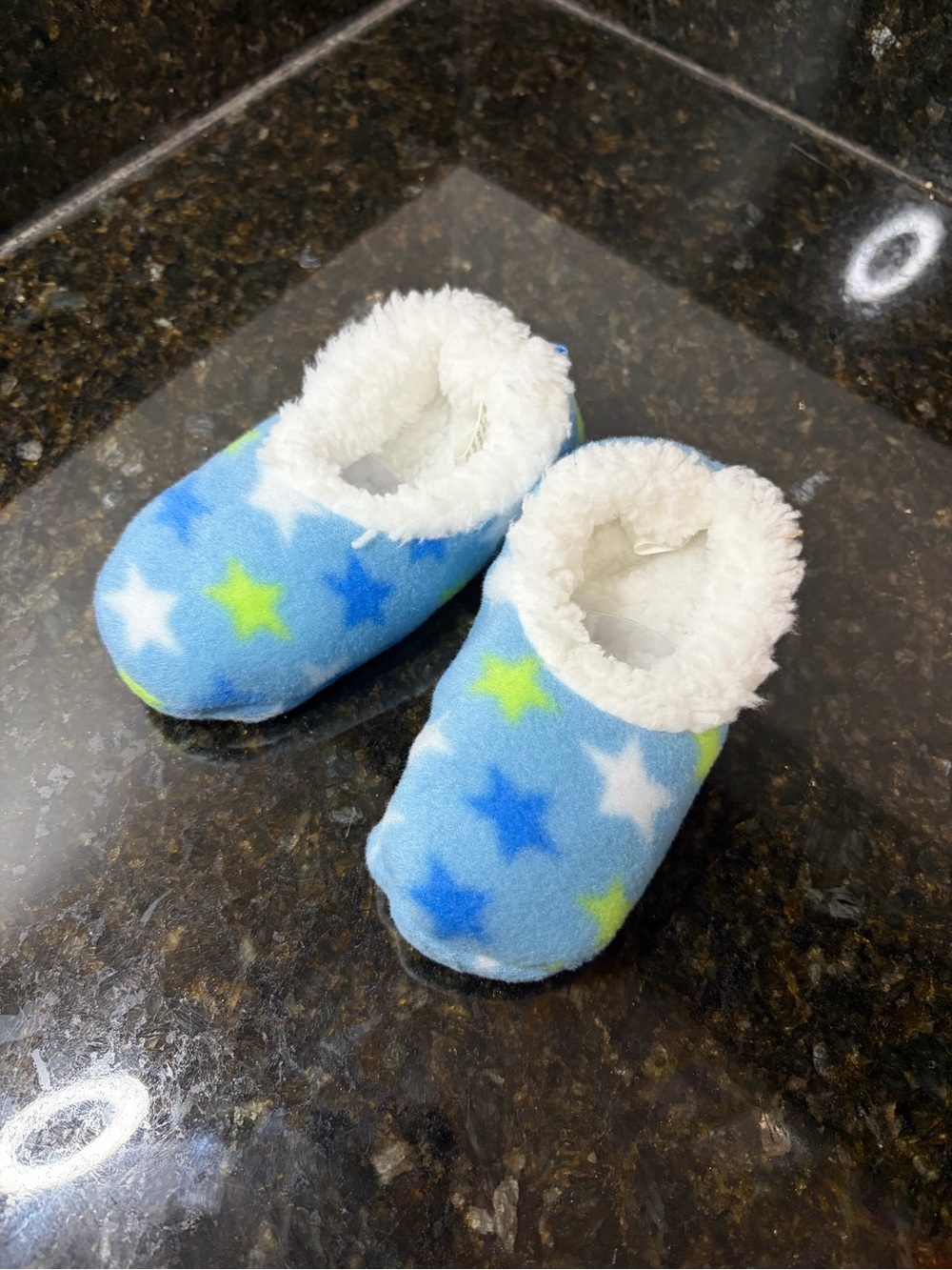 BABY SNOOZIES NIB Cozy Star Print Plush Baby Slippers- 6-12 months